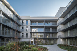 Směrem dovnitř bloku se byty otevírají francouzskými okny. (Bytový dům Nové Lauby v Ostravě, ateliér znamení čtyř - architekti)