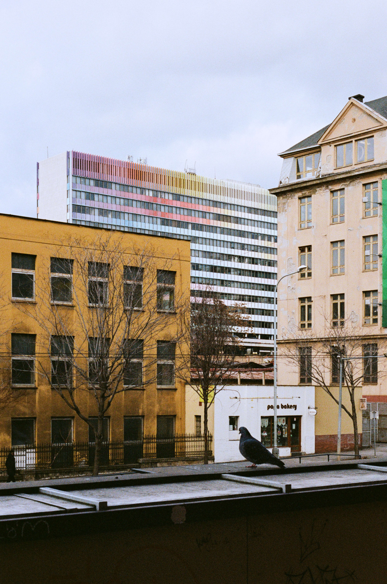 Dále o ní mluví jako o „statusové stavbě“. Poznat to mělo být už z její siluety, mezi bloky bytových domů vyrostla elegantní kompozice solitérních budov oproštěných od klasické vazby na síť okolních ulic.