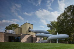 Aquavparku v Kyjově, SENAA architekti: Bazénů je uvnitř dost: plavecká „pětadvacítka“ i bazén zvaný „zážitkový“ s tobogánem a masážními hlavicemi.