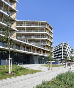Administrativně-rezidenční komplex Hagibor roste na zanedbaném brownfieldu.