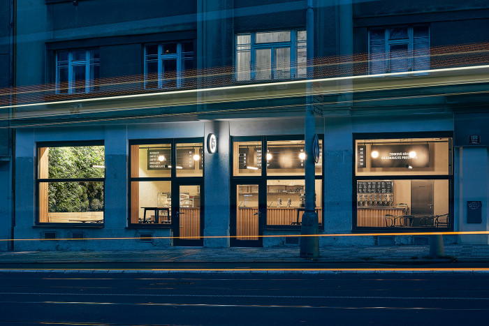 Kavárna Coffee Source v Praze, Pavel Nový a Vít Svoboda (0,5 Studio)