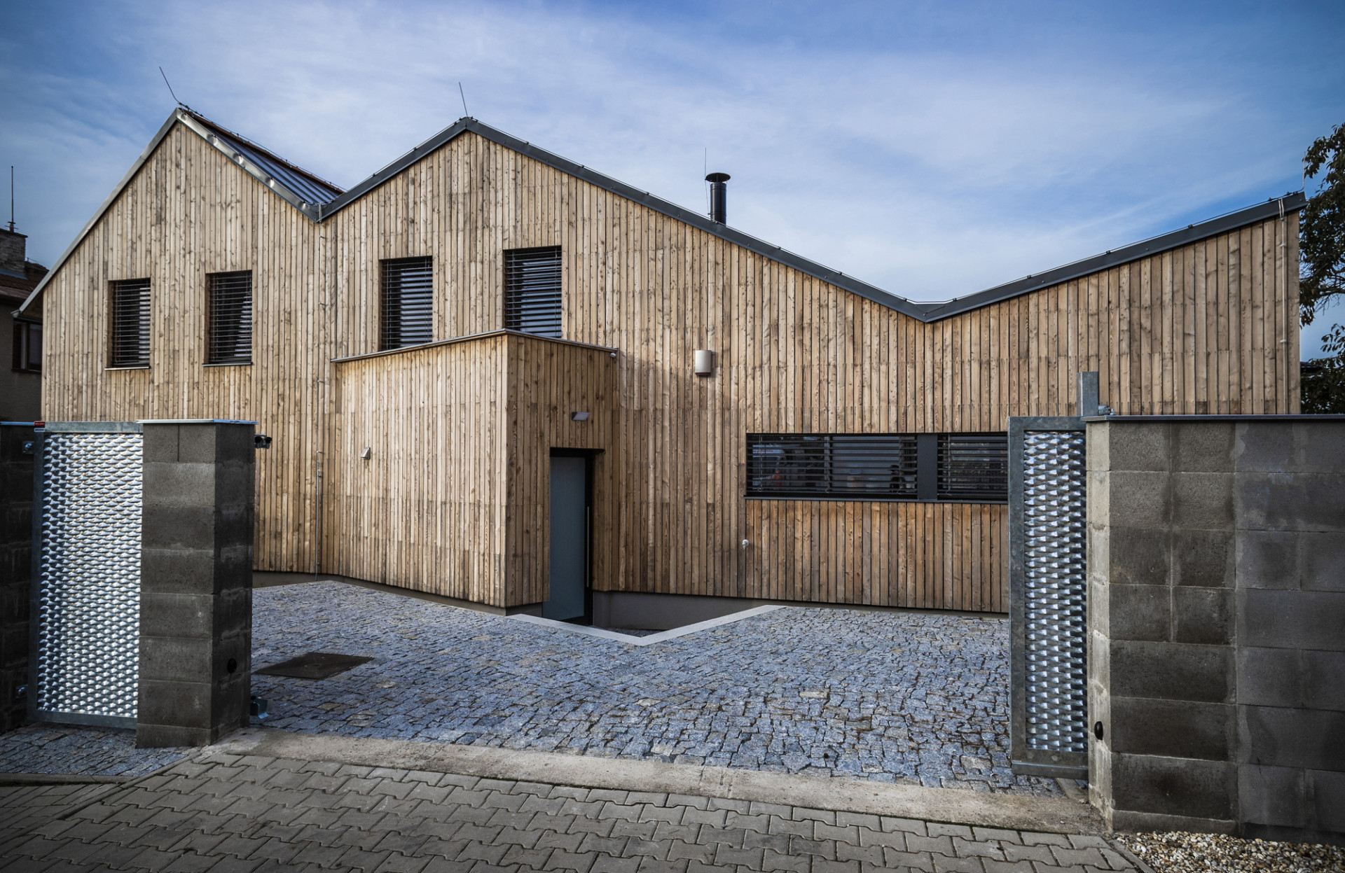 Rodinný dům v Písnici, daviddavidová architekti: Tři domečky pro čtyřčlennou rodinu, tak svou realizaci nazvali architekti Kamila a Jan Davidovi