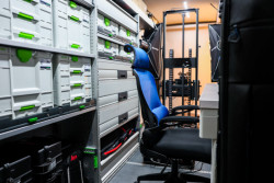 Mobilní digitalizační stanice Archa III vyslaná na Ukrajinu umožňuje přímo v terénu vytvářet detailní 3D záznamy ohrožených památek a sbírkových předmětů. (Archa III; Národní muzeum)