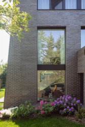 Zdivo, které při kontaktu s terénem sílí, vile dává až pevnostní výraz