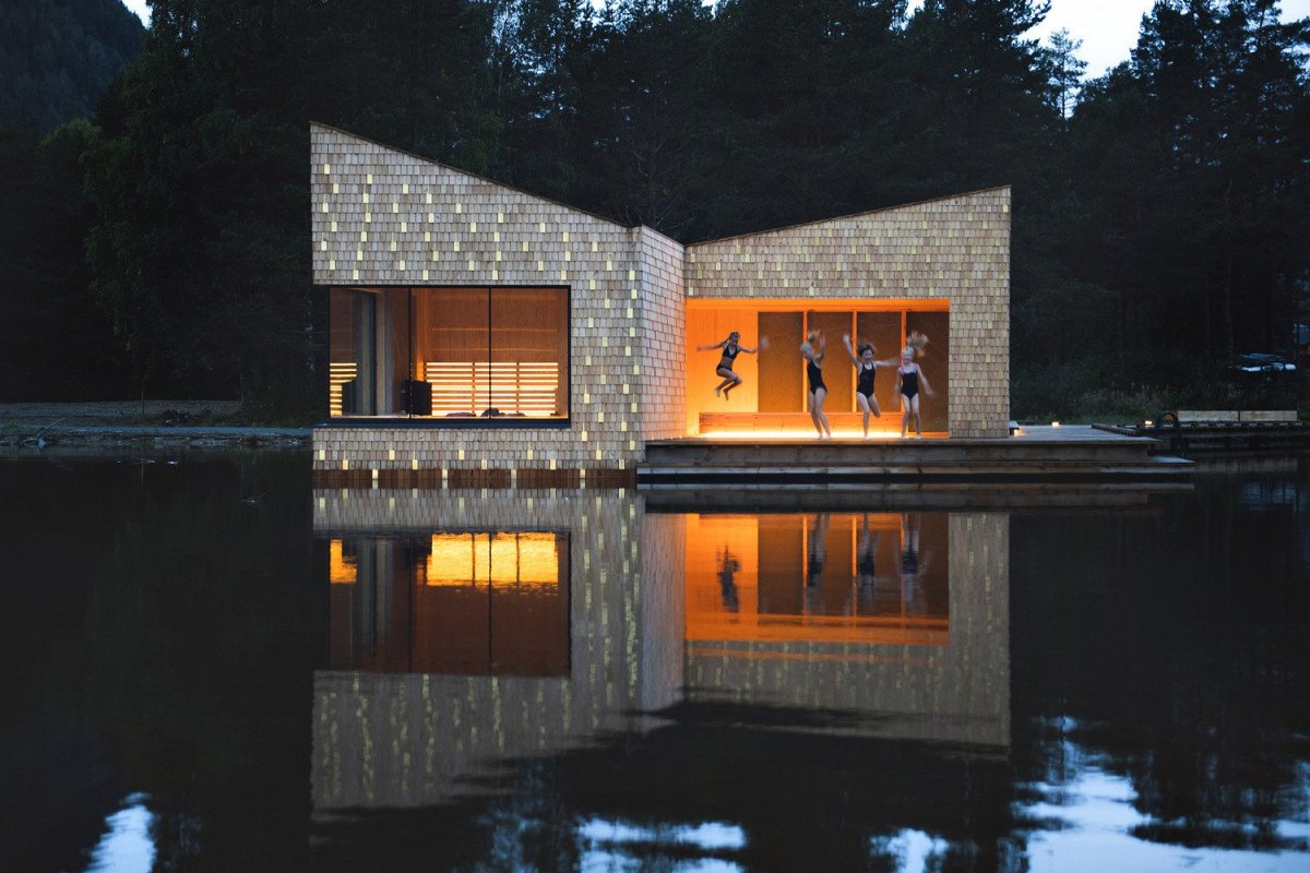 Feste Landscape Architecture navrhli saunu plující na norském jezeře Bandak