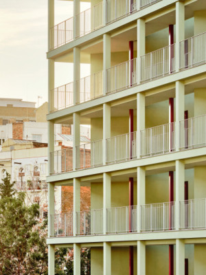 Mezi sdílené prostory patří například pavlače. (Bytový dům La Comunidad Habitacional v Barceloně; Cierto Estudio)