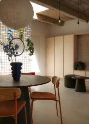 Stropní světlíky pouští dovnitř spoustu světla. (Byt ve vnitrobloku; BekArch)