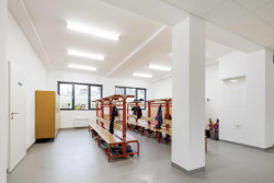 Modulární budovy mohou poskytovat nejen dočasné, ale i plnohodnotné a esteticky příjemné vzdělávací prostory. (ZŠ Drahanovice od společnosti KOMA)