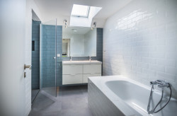 Rodinný dům v Písnici, daviddavidová architekti: Pohled do koupelny