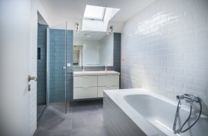 Rodinný dům v Písnici, daviddavidová architekti: Pohled do koupelny