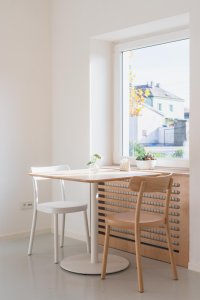 Pohled od interiéru restaurace Blatenský dvůr (Interiér restaurace Blatenský dvůr, Dominik Cvrček)