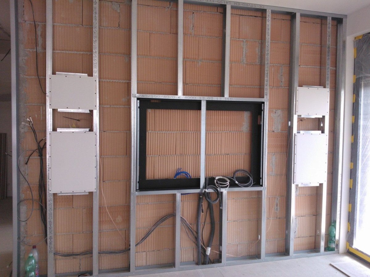 Neviditelné reproduktory Stealth Acoustics při instalaci.