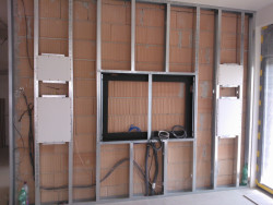 Neviditelné reproduktory Stealth Acoustics při instalaci.