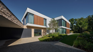 Ze stran veřejných přístupů a pohledů si naopak chrání soukromí. (Rodinná vila v Brně;  KYZLINK ARCHITECTS)