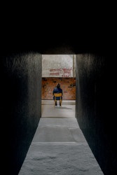 Expozice v Rudé věži smrti, studio COSMO: Uvnitř zní vzpomínky.