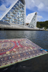 Flydende tæppe, Tina Helen