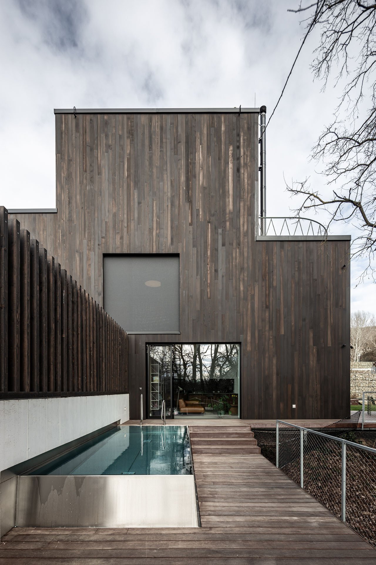 Dům má hned několik teras. Třeba na té jihozápadní je umístěn malý bazén a také sauna, kde rodina relaxuje. (Dům Devín, plusminusarchitects)