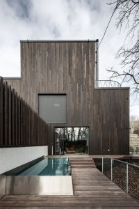 Dům má hned několik teras. Třeba na té jihozápadní je umístěn malý bazén a také sauna, kde rodina relaxuje. (Dům Devín, plusminusarchitects)