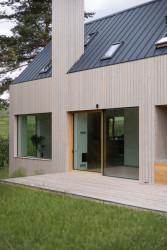 Ze starého domu převzala siluetu a výšku, v detailech je ale jasně moderní. (Rodinný dům v Dehtárech, SP-AM)