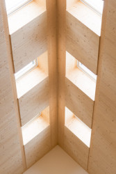 Prostorová akustika je řešena dřevěnými akustickými panely NOVATOP