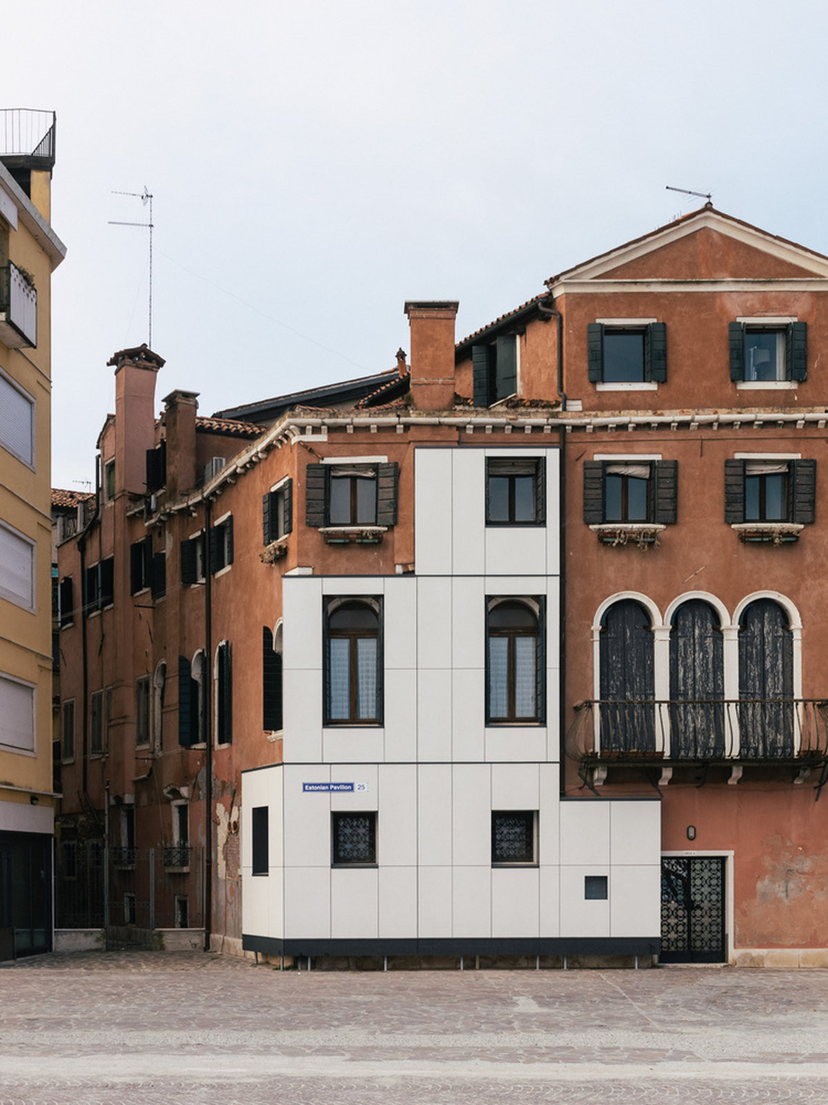 Nepřehlédnutelná expozice Estonska - jednu z tradičních benátských pallazzin dočasně obaluje tepelná izolace jako z paneláku.