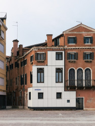 Nepřehlédnutelná expozice Estonska - jednu z tradičních benátských pallazzin dočasně obaluje tepelná izolace jako z paneláku.