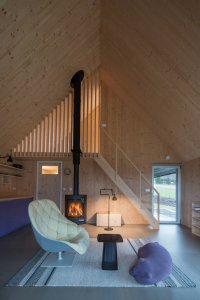 Chata v Jizerských horách, Markéta Cajthamlová, Architektonická projekční kancelář: Dispozice domu je rozdělena na třetiny. Obytný prostor s kuchyní, jídelnou a krbem je orientovaný na západ