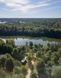 Prototyp kabiny architekti umístili v kempu Apple Island nedaleko Vilniusu
