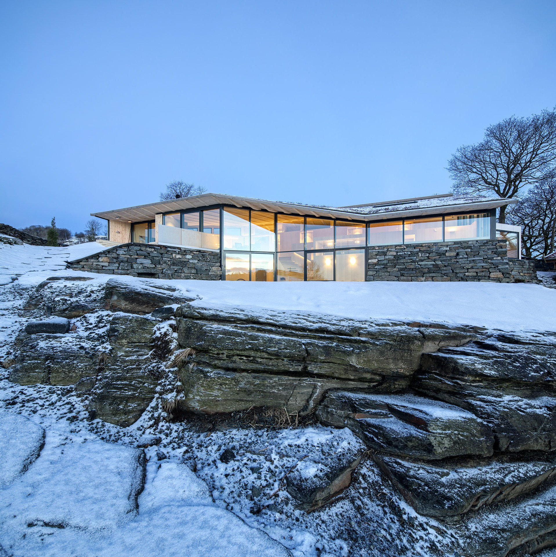 Na ostrově Finnøy vyrostl dům s výhledy na oceán. Navrhla ho architektonická kancelář Helen & Hard.