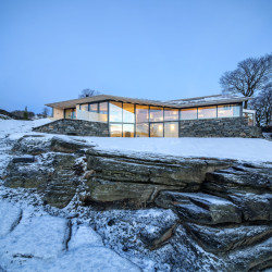 Na ostrově Finnøy vyrostl dům s výhledy na oceán. Navrhla ho architektonická kancelář Helen & Hard.