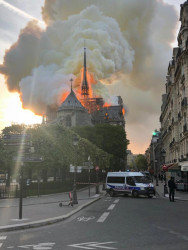 Gotická katedrála Notre-Dame v Paříži při požáru 15. dubna