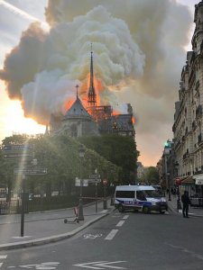 Gotická katedrála Notre-Dame v Paříži při požáru 15. dubna