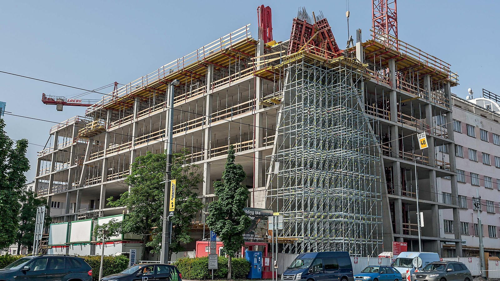 Rámové bednění MAXIMO bylo využito na nakloněné stěny atypického rohu kancelářské budovy Krystal v Praze.