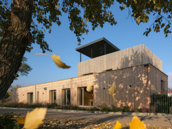 Rodinný dům a sídlo firmy Eko Modular hned vedle sebe - vše z modulů.