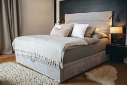 Bungalov s šedivým cihelným páskem na fasádě. Ten je podle majitelů pěkný i praktický na údržbu.