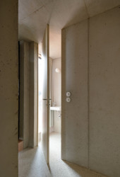 Uvnitř domu (Víkendový dům nad přehradou, NOIZ architekti)