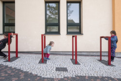 Kulturní prostor před ZUŠ Pečky od Alžběty P. Brůhové: Červenou barvu mají i odpadkové koše nebo stojany na kola