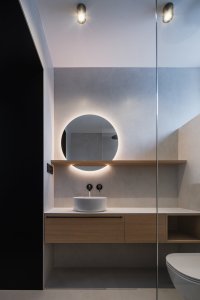 Koupelna (Přízemní dům s fasádou z opalovaného dřeva; Luni architekti)