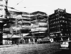 Kotva nevznikla jenom rukama Věry a Vladimíra Machoninových, v jejich ateliéru Alfa v jednu chvíli
pracovalo přibližně 50 zaměstnanců. Na skicách a vizualizacích jsou tedy vidět různé výtvarné styly jednotlivých zaměstnanců.