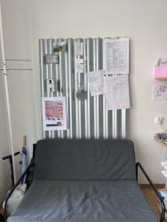 Vlnitý stříbrný plech jako nástěnka pro různé inspirační zdroje