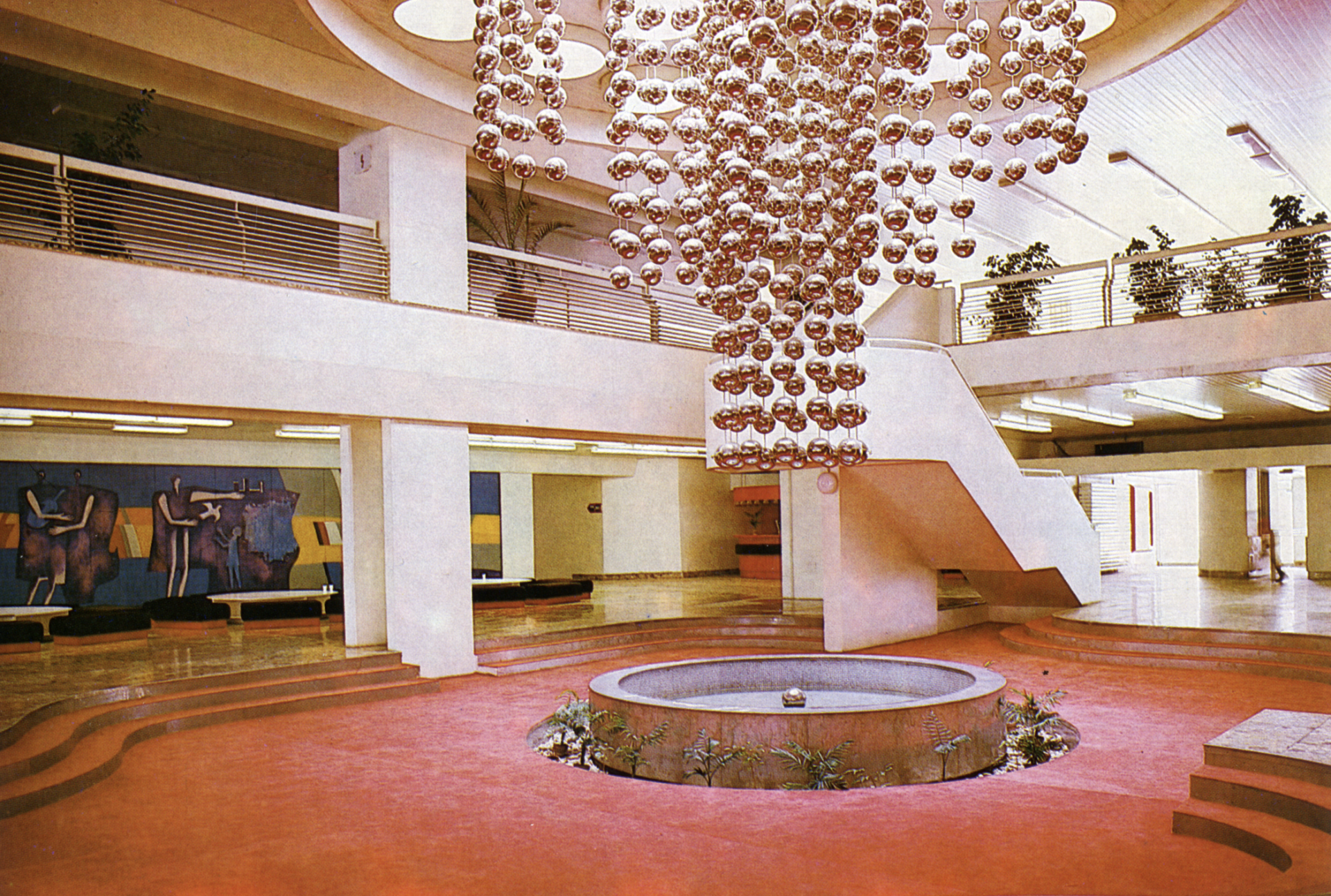 Kulturní domy se stavěly v téměř každé obci. Byly mezi nimi obyčejné „kulturáky“ postavené v akci Z, ale také autorská díla podle aktuálních trendů. Na fotografii Dům kultúry v Bratislavě-Ružinově od Mikuláše Brezy a Marián Malovaného.