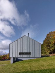 Pohled na dům ze strany (Rodinný dům u Klatov; Stempel Tesař architekti )