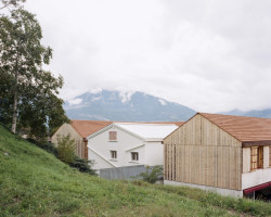 Rodinné komunitní bydlení ve Villy, Madeleine architectes, Studio François Nantermod: Zbourání původního domu nepřipadalo v úvahu a tak bylo potřeba najít vhodné kreativní řešení