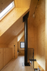 Podkroví je vyhříváno dýmovodem z krbu