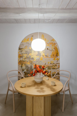 Pohled do apartmánu L (Nový penzion v Českém Krumlově; Tereza Komárková (Architéka), Lucie Němcová)