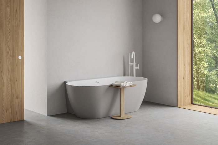 Volně stojící vana Freedom Wall v barvě Smoke Grey.