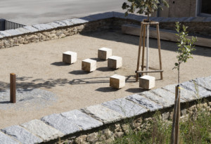 Terasy jsou vybaveny atypickým mobiliářem a pítkem. (Pivovarské terasy; Steiner a Malíková krajinářští architekti, Roman Brychta Architekti)