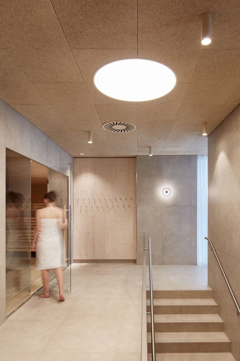 Wellness centrum lázní Aurora v Třeboni, Plus One Architects: Pohled do interiérů v prvním patře wellness centra