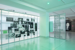 Některé panely jsou průsvitné, aby zůstala zachovaná transparentnost prostoru. (Výstava Libuše Jarcovjaková, ateliér AnnaMAT)