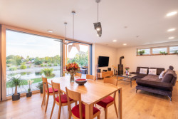 ARCHCON atelier realizoval dřevem opláštěný rodinný dům navržený podle principů feng-šuej